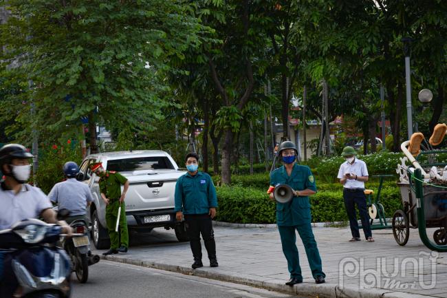 Thông báo, giải tán các đám đông tụ tập vi phạm.