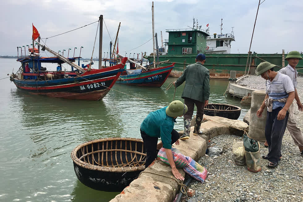 Ngư dân Nghệ An hối hả vào bờ chạy bão số 10. Ảnh: Tuổi Trẻ/ Doãn Hòa