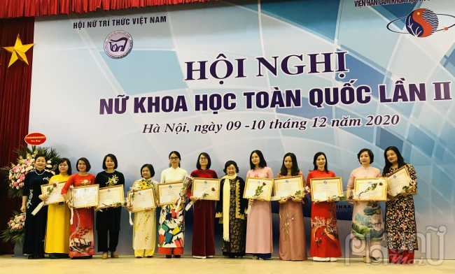 Tặng Bằng khen cho các nhà khoa học nữ đạt thành tích xuất sắc trong học tập, nghiên cứu (được bổ nhiệm PGS, bảo vệ TS)