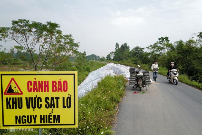   Biển cảnh báo được dựng ở hai đầu điểm sụt, nhiều phương tiện có trọng tải lớn được khuyến cáo không qua khu vực này.  