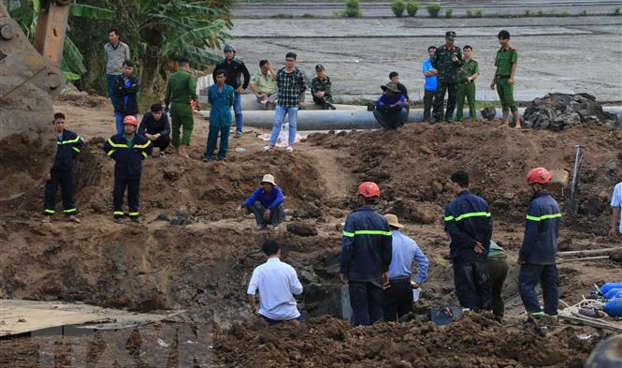 Vụ bé trai rơi xuống trụ bê tông sâu 35m: Tạm dừng tìm kiếm, chờ thêm máy móc 