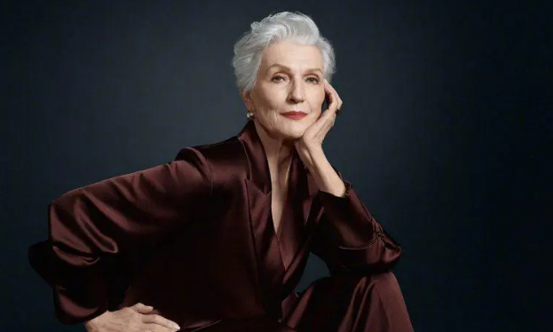   ‏Hình ảnh bà Maye Musk mặc một bộ đồ màu hạt dẻ rất sang trọng khi chụp ảnh tuyên truyền cho dòng điện thoại đang lan truyền trên mạng. Nguồn: Luxury Launches‏  