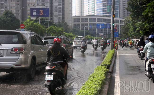 Vì có địa lý khá thấp nên mỗi khi mưa xuống, đường Nguyễn Hữu Cảnh luôn gặp tình trạng ngập nước, hệ thống thoát nước ở đây cũng đã xuống cấp.