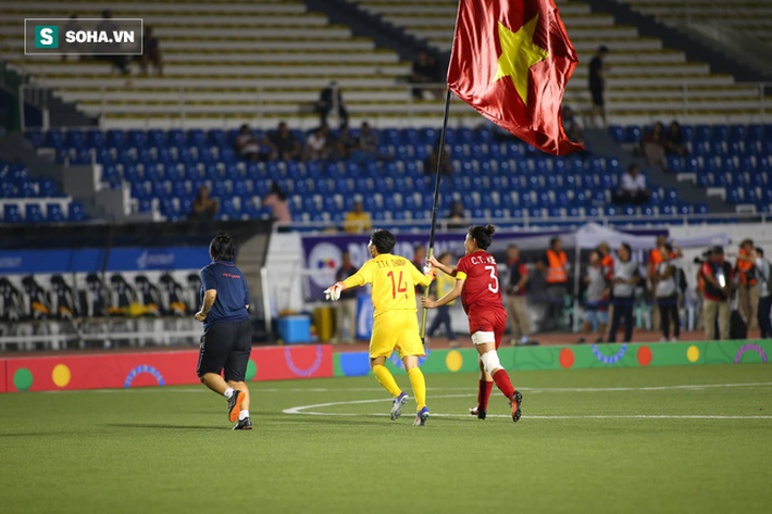 Chùm ảnh: HLV Mai Đức Chung và học trò rạng rỡ ăn mừng HCV SEA Games thứ 2 liên tiếp