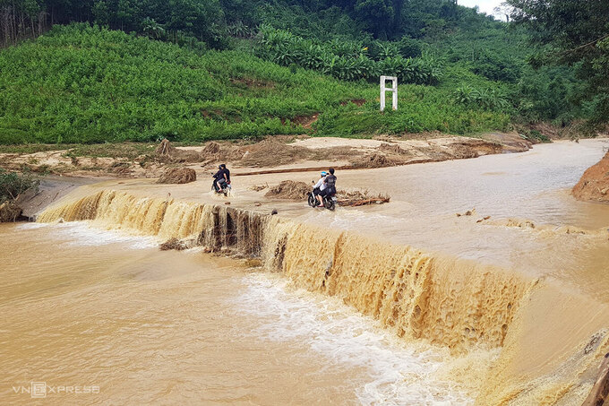 Đường vào Phước Lộc có nhiều đoạn ôtô không vào được, đoàn sở chỉ huy phải đi xe máy vào xã Phước Công, nơi dự kiến đặt Sở chỉ huy tiền phương. Ảnh: VnExpress/Phước Tuấn