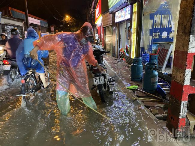 Nhiều khu vực nước cống dâng lên, ảnh hưởng môi trường và sinh hoạt, người dân phải thông cống để thoát nước