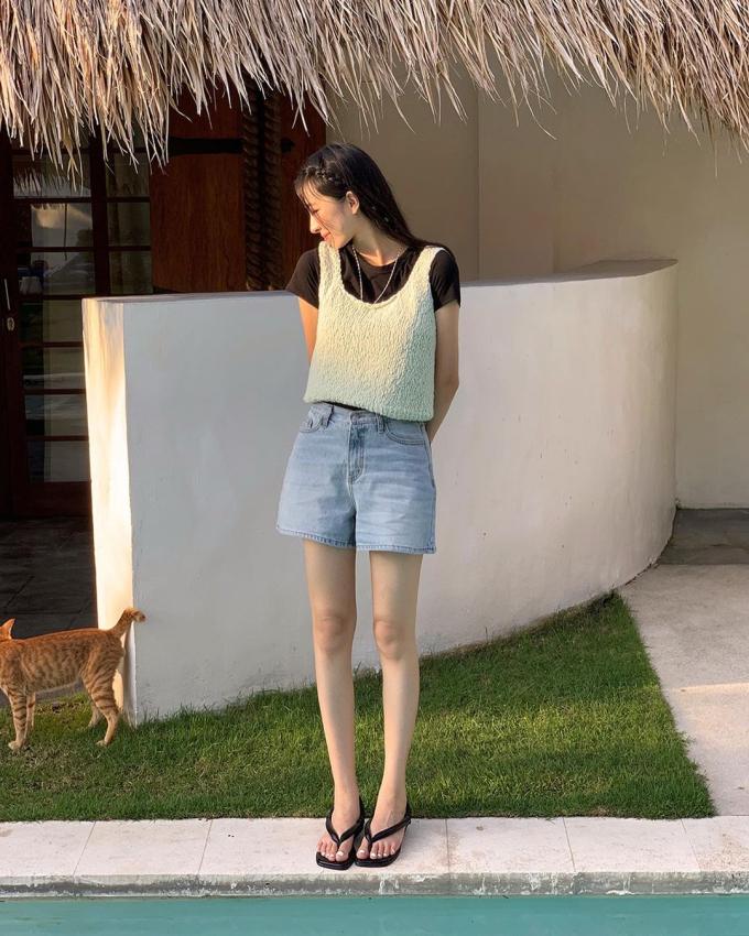 Với chiếc áo len gile, bạn hãy làm mới chúng bằng cách mix cùng áo phông cộc tay và quần short denim. Công thức này vừa trẻ trung, năng động lại không gây cảm giác khó chịu, bức bí khi diện vào những ngày trời thu mát mẻ. 