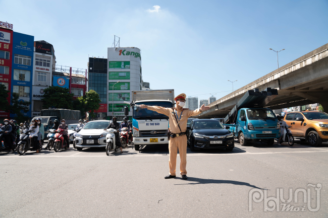 Mới đầu giờ sáng nhưng nhiệt độ tại Thủ đô Hà Nội đã lên tới gần 40 độ C, lẫn trong dòng người đang tấp nập ngược xuôi, nhanh chóng thoát khỏi cái nắng hầm hập thì những cán bộ chiến sĩ Đội CSGT số 6 và số 7, Phòng CSGT CATP Hà Nội vẫn đứng hiên ngang nơi các ngã ba, ngã tư đường phố để phân luồng giao thông. 