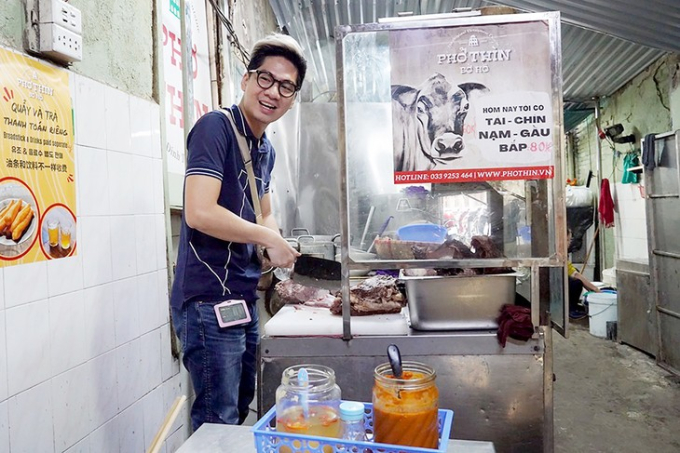 Anh Bùi Chí Thành (Cháu nội ông Bùi Chí Thìn), chủ thương hiệu “Phở Thìn” trên phố Đinh Tiên Hoàng: Ảnh Phở Thìn bờ hồ.