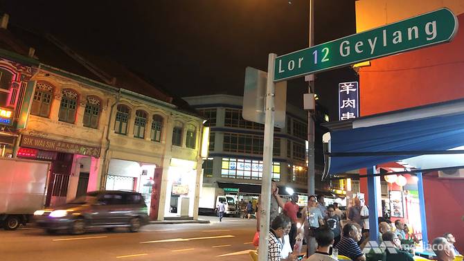 Leah đã làm việc nhiều năm dọc con phố đèn đỏ Lorong 12 Geylang này