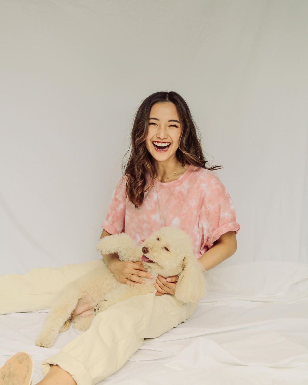 jenn im mặc áo màu hồng thạch anh rose quartz tie dye trên giường