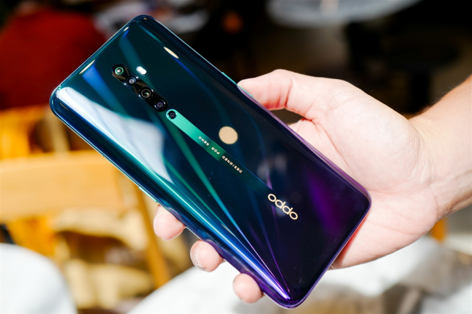 Khách xếp hàng vì ưu đãi sốc: mua 1 điện thoại Oppo tặng 1 điện thoại Oppo