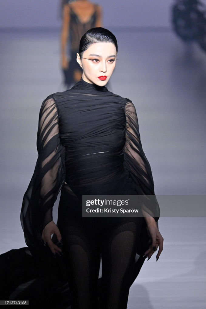 Phạm Băng Băng tái xuất Paris Fashion Week với màn catwalk bất ngờ, nhan sắc U45 có còn hoàn hảo trước Getty Images?