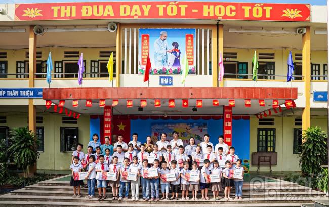 Nhóm thiện nguyện trao quà cho các em học sinh Trường Tiểu học Vật Lại