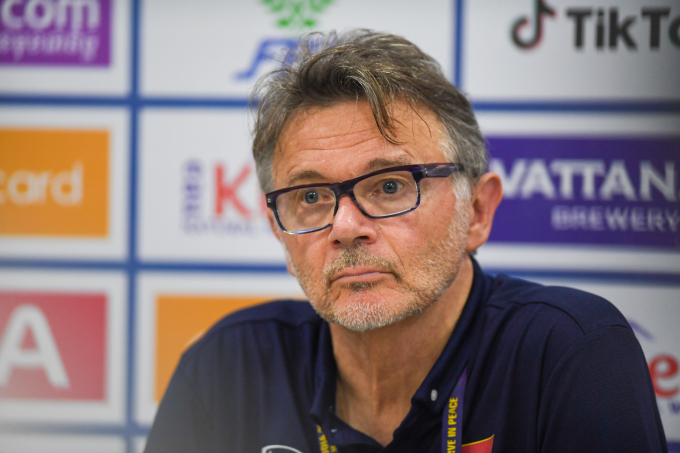 HLV Troussier đang phải ôm nhiều mối lo trước thềm vòng loại World Cup 2026. (Ảnh: Như Đạt)