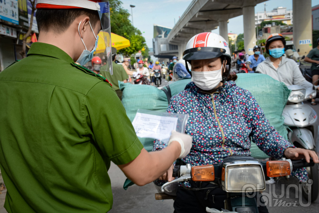 Thiếu tá Phạm Văn Chiến, Đội trưởng Đội Cảnh sát Giao thông số 6 (Công an thành phố Hà Nội), cho biết: Mọi người dân hãy ra đường khi thật sự cần thiết để tránh tình trạng lây lan dịch bệnh gây mất an toàn trong kiểm soát. Bên cạnh đó, với những mẫu giấy đi đường sắp hết hạn, người dân sẽ được nhắc nhở cập nhật bổ sung.