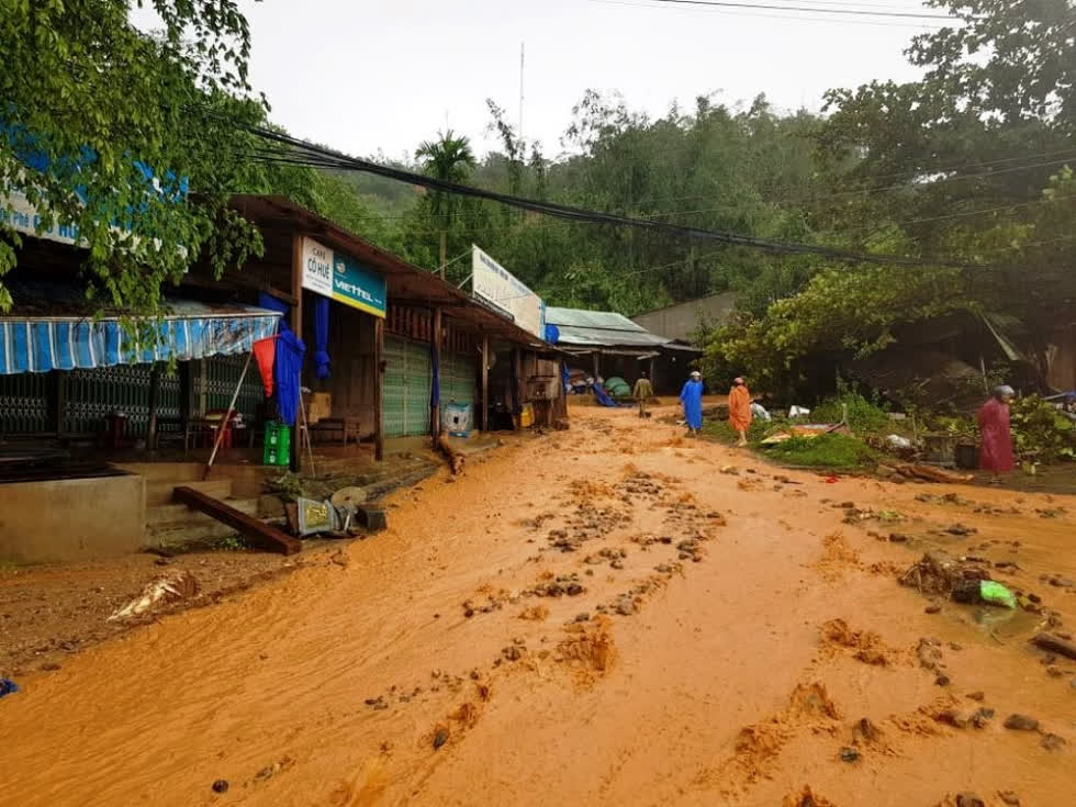 Sạt lở khiến đất đá đổ xuống trung tâm huyện Nam Trà My chiều 28/10. Ảnh: Báo TNMT