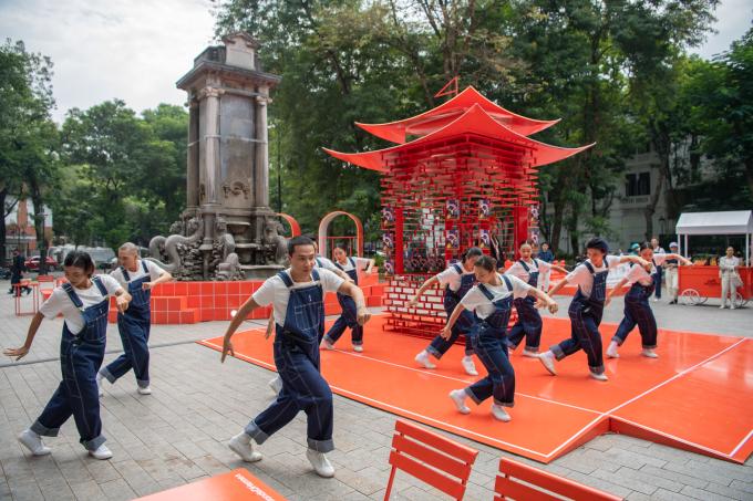 Lần đầu có mặt tại Hà Nội, Kiosk trứ danh Le Monde d’Hermès khiến người ta phải đồng tình: Cool quá!  