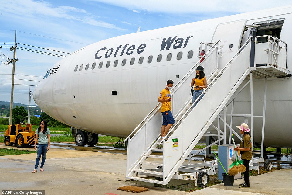 Khung cảnh bên ngoài của một quán cafe máy bay mở ngay tại trụ sở của Thai Airways cũng đang hoạt động và thu hút được lượng khách hàng đáng kể. 