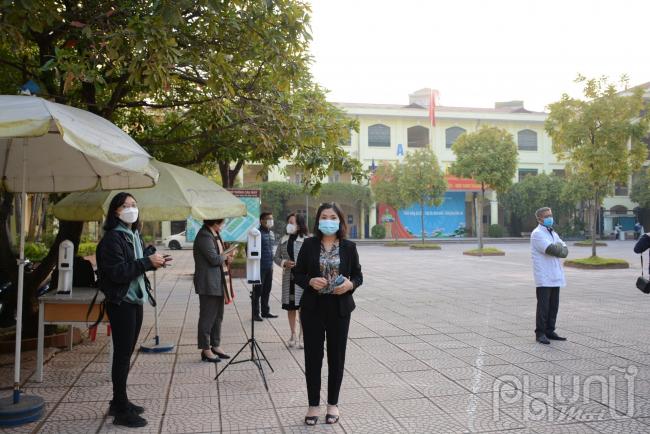 Cô Bùi Thuỳ Linh, phó hiệu trưởng trường THPT Cầu Giấy cho biết: Nhà trường đã có mặt từ rất sớm để chuẩn bị bố trí đầy đủ lực lượng Y tế, bàn đo thân nhiệt ngay phía trong cổng trường để hướng dẫn các em học sinh thực hiện nghiêm các quy định phòng chống dịch. 