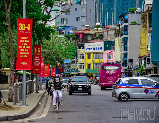 Tuyến phố Ngọc Hà trở nên rộn ràng, đầy sắc màu của không khí chào mừng ngày 30/4 -1/5.