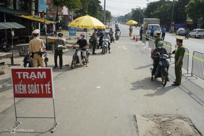   8h30, chốt kiểm soát tại cầu Mai Lĩnh giáp ranh huyện Chương Mỹ và quận Hà Đông bắt đầu hoạt động. Cảnh sát chia quốc lộ 6 làm ba làn, làn trong cùng để kiểm tra xe máy, xe con, làn ngoài kiểm tra xe tải cỡ lớn, làn còn lại dành cho xe đi chiều ngược lại.  