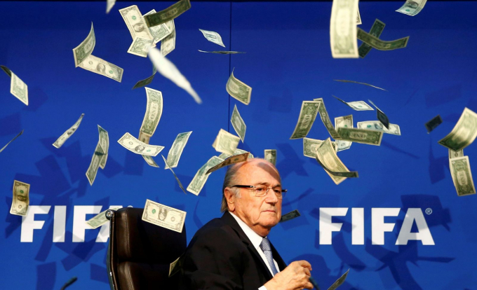 Chủ tịch FIFA Sepp Blatter bị ném tiền vào mặt trong một cuộc họp báo ở Zurich, Thụy Sĩ, vào tháng 7-2015. Số tiền được ném bởi diễn viên hài người Anh Simon Brodkin, sau đó được đưa ra khỏi sân khấu. Blatter đã lãnh đạo FIFA từ năm 1998, nhưng ông đã quyết định từ chức khi FIFA đối mặt với các vụ bê bối tham nhũng - Ảnh: Reuters