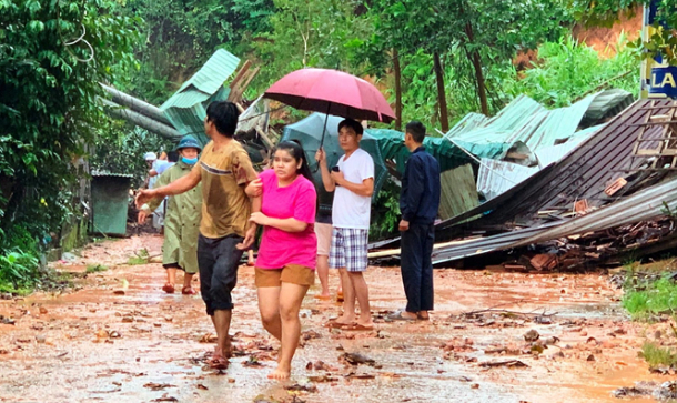 Quảng Nam: Quả đồi lớn sạt lở nghiêm trọng, 1 người bị thương nặng, di dời gấp nhiều hộ dân