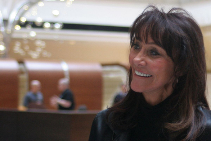 Diane Hendricks (76 tuổi) - tài sản 15 tỷ USD là Chủ tịch của ABC Supply - một trong những nhà bán buôn tấm lợp, vách ngăn và cửa sổ lớn nhất nước Mỹ. Bà từng lãnh đạo ABC thực hiện hai thương vụ thâu tóm lớn, bao gồm mua lại đối thủ Bradco vào năm 2010 và sáp nhập nhà phân phối vật liệu xây dựng L&W Supply năm 2016. ABC Supply hiện có hơn 900 chi nhánh và đạt doanh thu 18,5 tỷ USD năm ngoái.