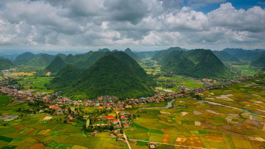 Được bao quanh bởi những ngọn núi hình nón và cảnh quan đồng lúa yên bình, thung lũng Bắc Sơn trở nên thật đẹp. Trên khắp vùng nông thôn, bạn sẽ tiếp xúc với những ngôi làng nhỏ, các cộng đồng dân tộc Tày, cũng như có cơ hội trải nghiệm dịch vụ lưu trú cộng đồng nơi đây. Thời gian tốt nhất để đến thăm là vào cuối tháng 7 và đầu tháng 8, khi những cánh đồng lúa chín rực với màu xanh lá cây và vàng rực rỡ.