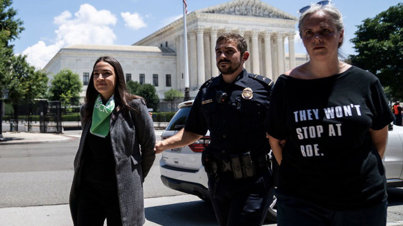   Nữ nghị sĩ Alexandria Ocasio-Cortez bị cảnh sát áp giải khỏi cuộc biểu tình - Ảnh: GETTY  