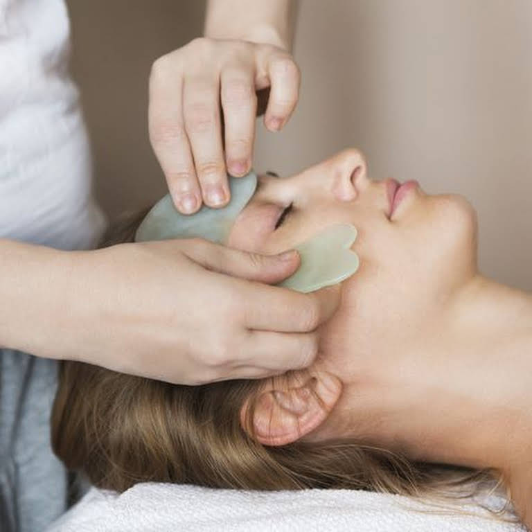 Nếu không áp dụng đúng cách, phương pháp Gua Sha có thể gây tổn thương cho da. Ảnh: Gettyimages.