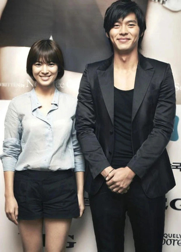 Năm 2009, Song Hye Kyo tuyên bố hẹn hò Hyun Bin sau màn hợp tác ăn ý ở bộ phim truyền hình Thế Giới Họ Đang Sống. Những tưởng sẽ bền lâu nhưng 2 ngôi sao đã nhanh chóng tan vỡ sau khoảng 1 năm rưỡi bên nhau