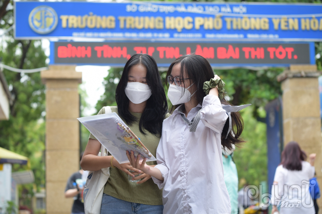 Em Diệu Linh và Kim Thiên Hương chia sẻ, đề thi Ngữ văn năm nay cơ bản và đúng trọng tâm, phần nghị luận xã hội quen thuộc gần gũi sát với thực tế.