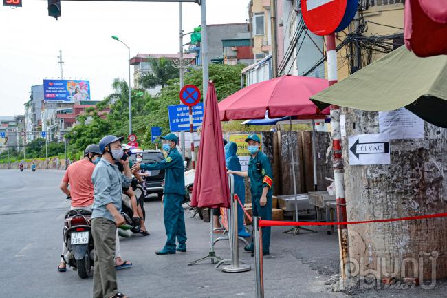 Một số người dân chưa biết quy định nên tỏ ra bỡ ngỡ gọi cho người thân ra nhận lương thực.