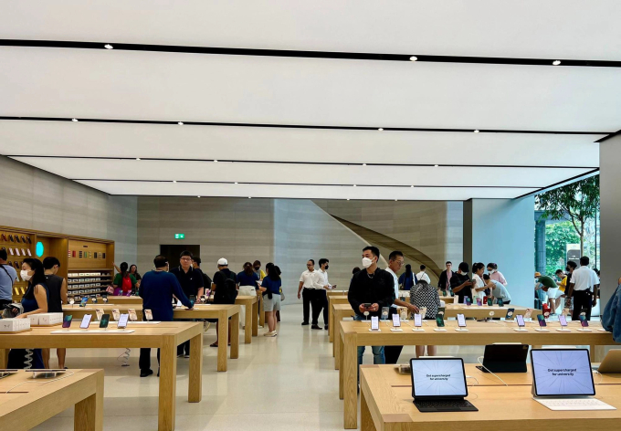 Người Việt đến Apple Store ở Singapore để trực tiếp mua iPhone 14 vào năm ngoái. (Ảnh: Nguyễn Tuấn Thanh)