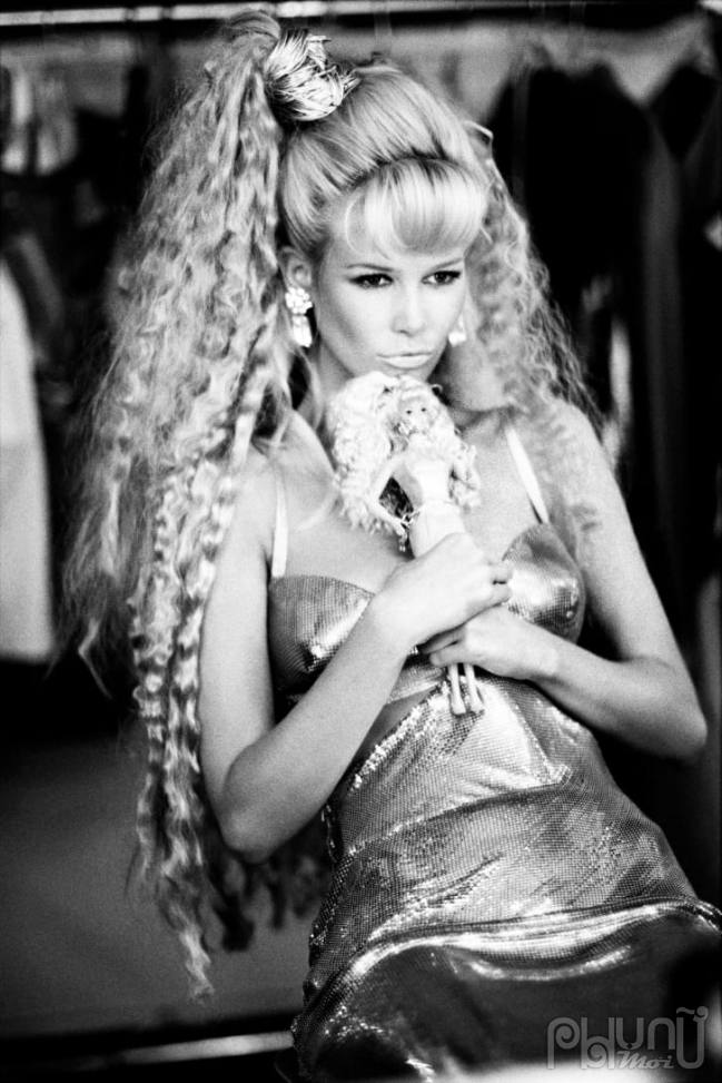 Schiffer đóng giả Barbie cho tạp chí Vogue Italia năm 1994 trong chiếc váy Versace (Ảnh: Ellen von Unwerth / Vogue Italia)