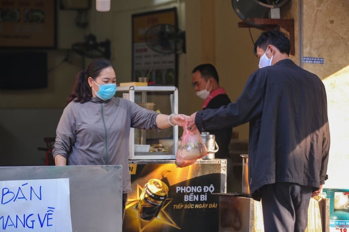 Các nhà hàng, cơ sở kinh doanh dịch vụ ăn uống, giải khát chỉ được phép bán hàng mang về. Ảnh: vnexpress.vn