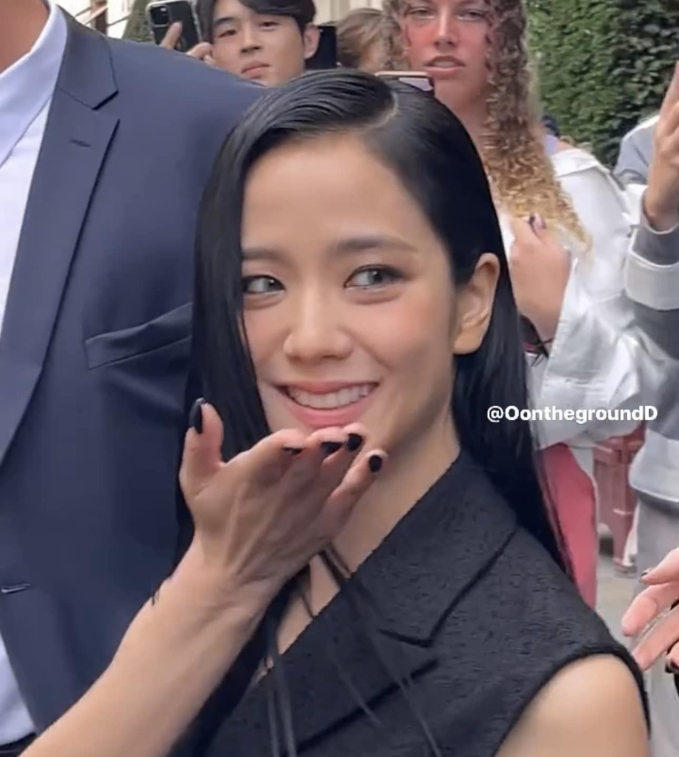 Jisoo (BLACKPINK) bị dìm thê thảm trong ảnh chụp vội tại Paris Fashion Week, liệu có gây thất vọng qua clip cam thường?