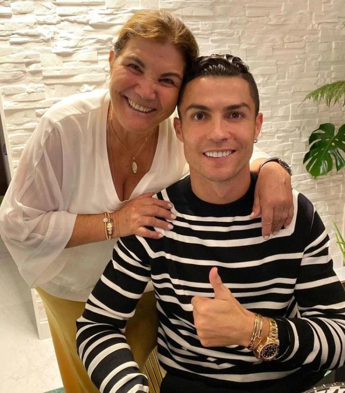 Được hỏi vì sao giàu có nhưng vẫn sống chung mà không mua nhà riêng cho mẹ, Ronaldo đưa ra câu trả lời gây xúc động mạnh