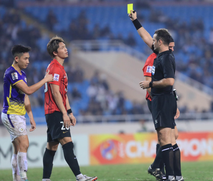 Iwanami (Urawa Red) ngăn chặn phản công của Hai Long và nhận thẻ phạt 