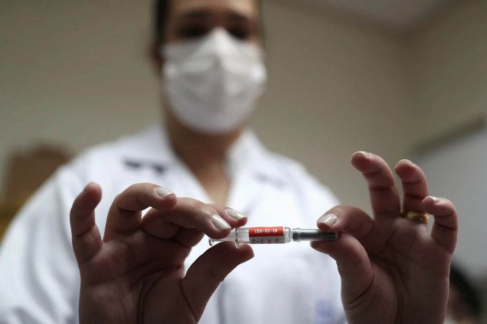 Một loại vaccine COVID-19 đang được thử nghiệm tại Brazil mang tên China’s SinoVac. Ảnh: Reuters