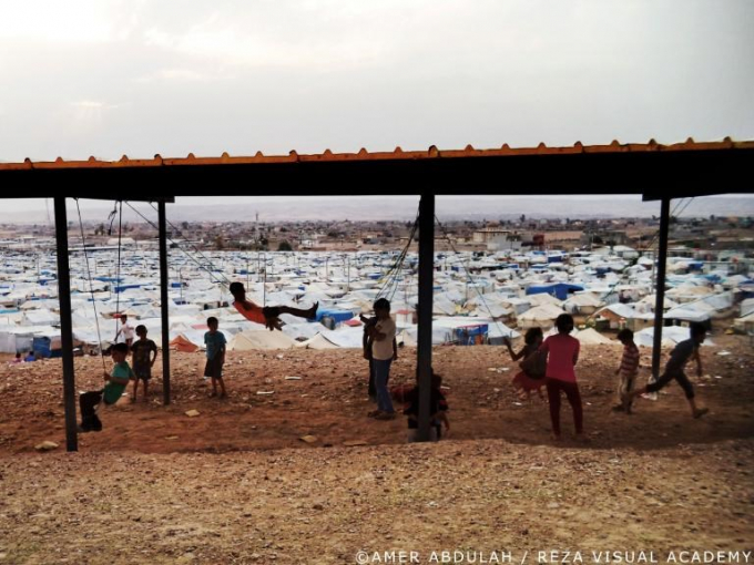 Một sân chơi tạm thời của trẻ em tị nạn Syria. (Nguồn: nationalgeographic.com)