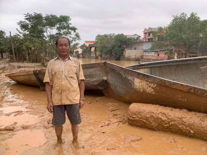   Ông Bình và con đò bị vỡ.  