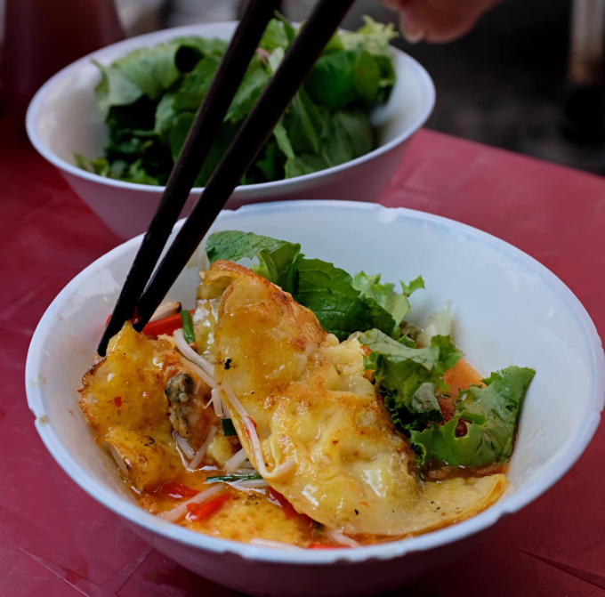 Một cách ăn khác là bánh xèo nộm. 