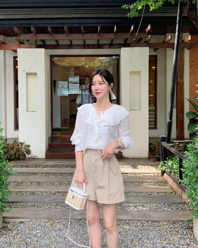 Áo blouse mix cùng quần short ống rộng mang đến hình ảnh trẻ trung, tươi tắn cho chủ nhân. Nếu diện quần short đến công sở thì bạn nên lưu ý chọn những mẫu quần có độ dài vừa phải, tránh diện quần quá ngắn