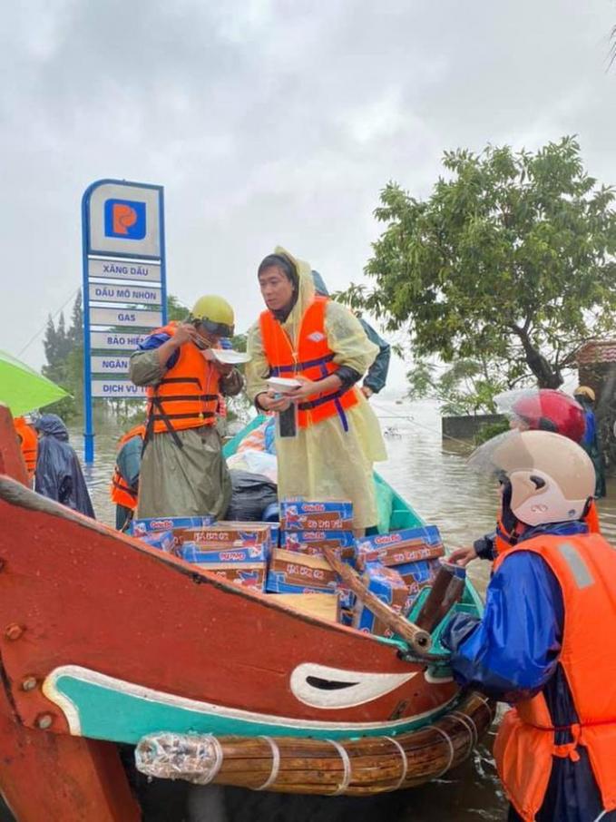   Hồ Việt Trung ăn vội cơm hộp trên đường đi cứu trợ.  