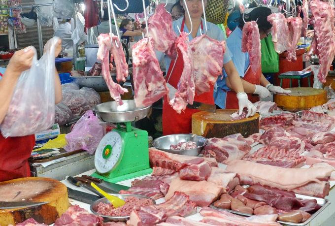 Hiện giá heo hơi đã cán mốc 90.000 đồng/kg, đẩy giá thịt thành phẩm lên cao.