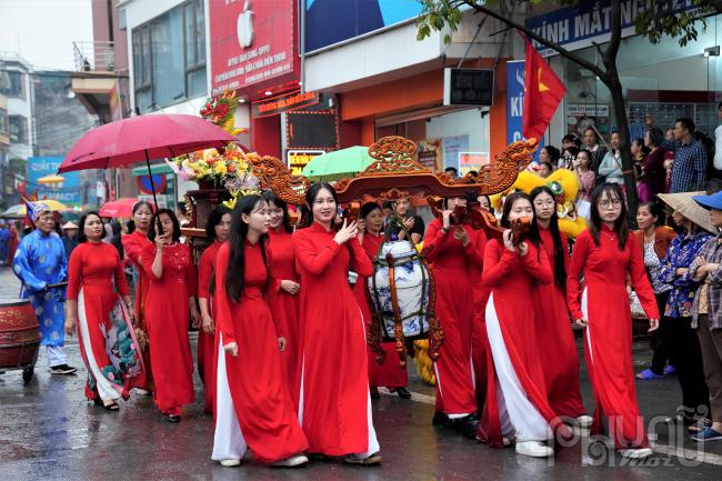 Đặc sắc nhất trong lễ hội là màn hát Chèo tàu với các làn điệu đối đáp giữa hai tàu – là những chiếc thuyền rồng bằng gỗ, không để hạ thủy mà chèo tượng trưng trên cạn. Mỗi tàu 13 người, gồm bà chúa tàu, 2 cái tàu và 10 con tàu.