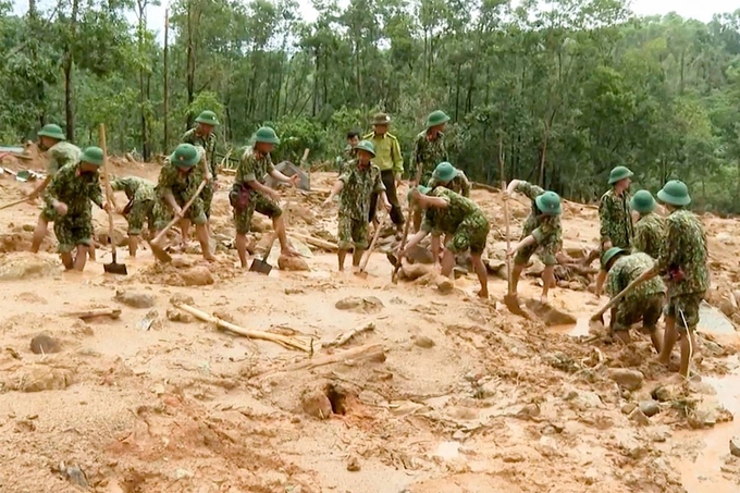 Công bình đào bới tại hiện trường vụ sạt đất ở trạm kiểm lâm 67. Ảnh: VNE  